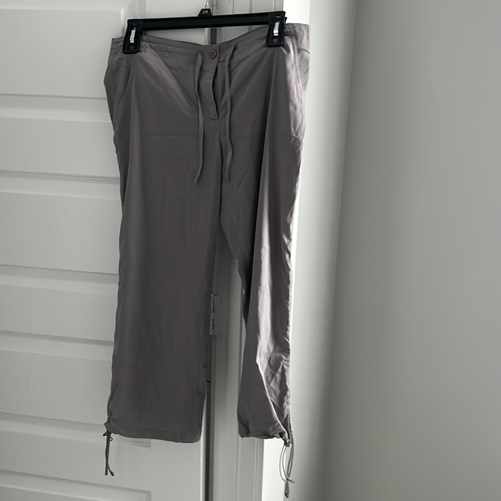 Under armor gray utility capri pants
